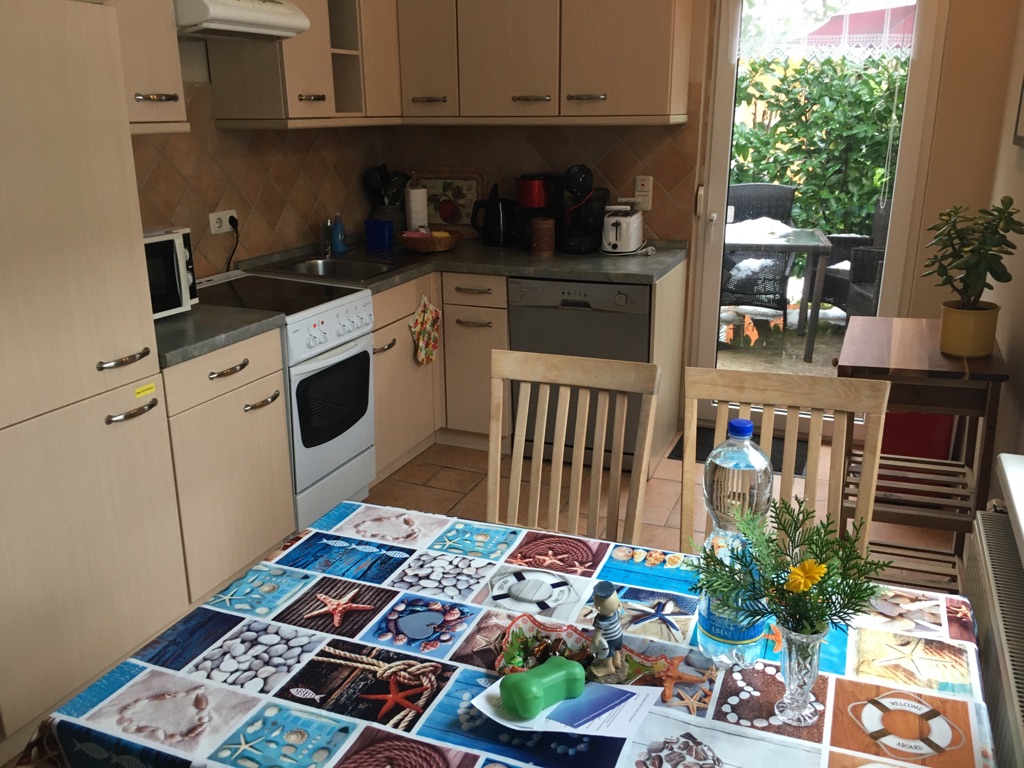 Küche mit Ausgang zur Terrasse